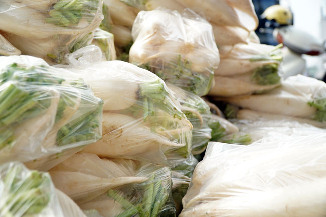 Video: Dân Thủ đô đánh ô tô, SH đi... giải cứu củ cải